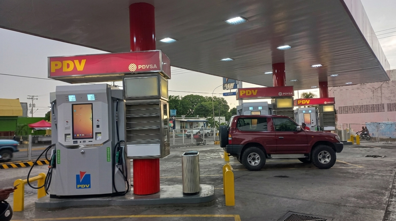 Primer plano de un surtidor digital de gasolina y vehículo en E/S VEITIA